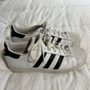 Adidas men’s size 7.5 white and black sneakers shoes.